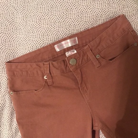 Dusty rose colored jeans - Picture 2 of 3